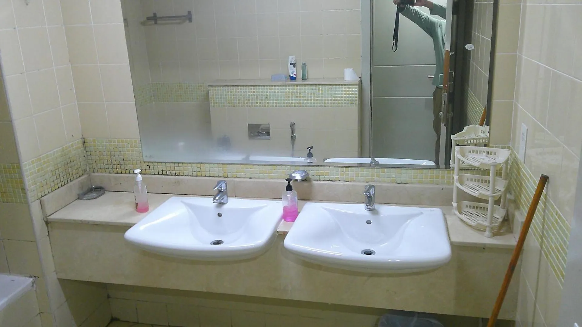 Han/Misafirhane Ruby Star Budget Room With Shared Washroom Access G06 Dubai