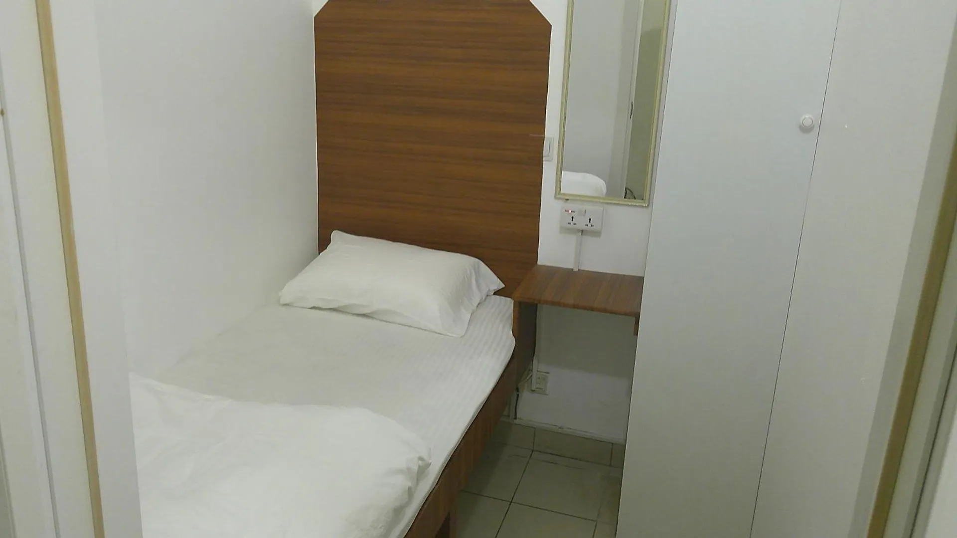 Han/Misafirhane Ruby Star Budget Room With Shared Washroom Access G06 Dubai