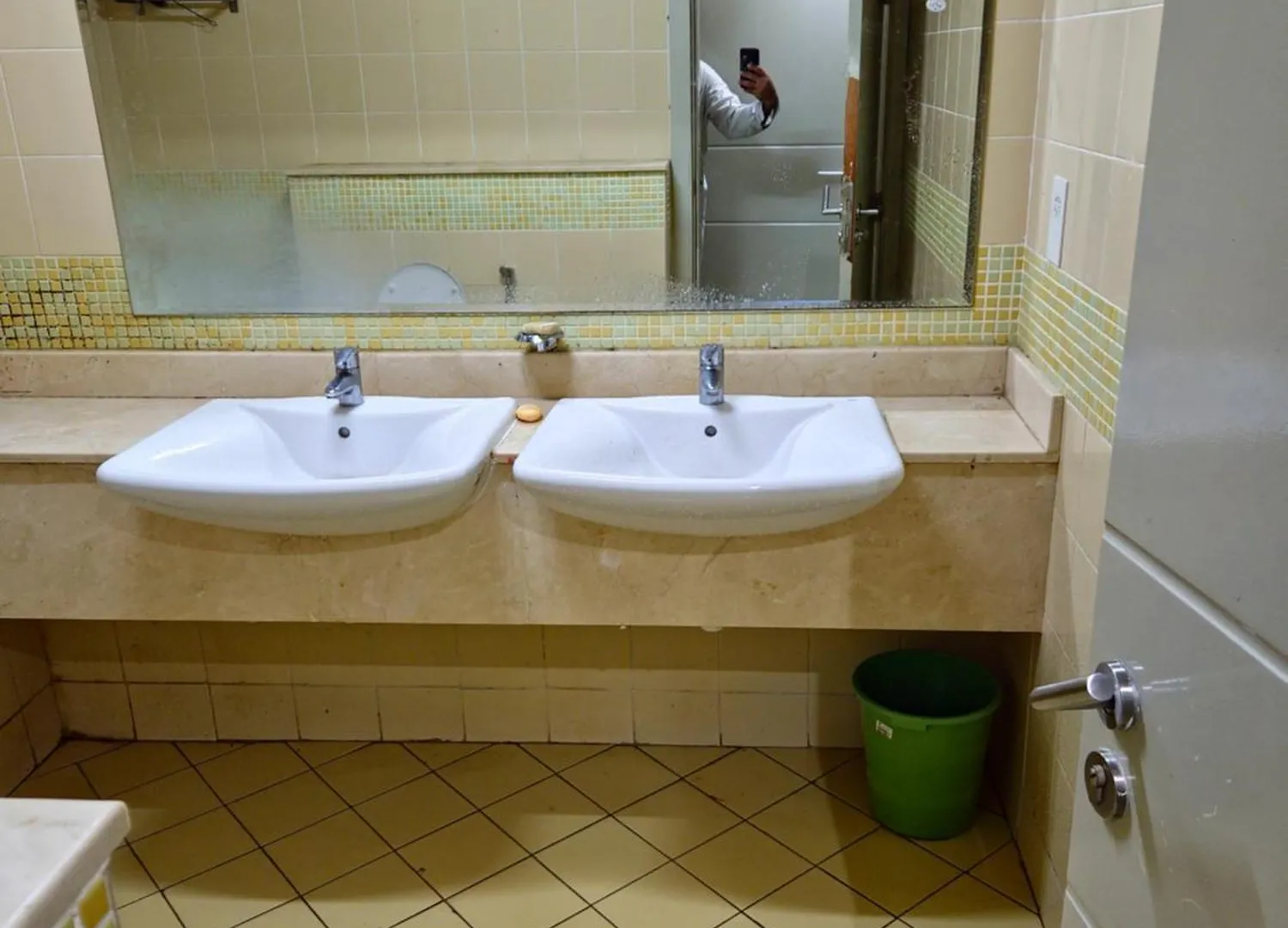 Han/Misafirhane Ruby Star Budget Room With Shared Washroom Access G06 Dubai